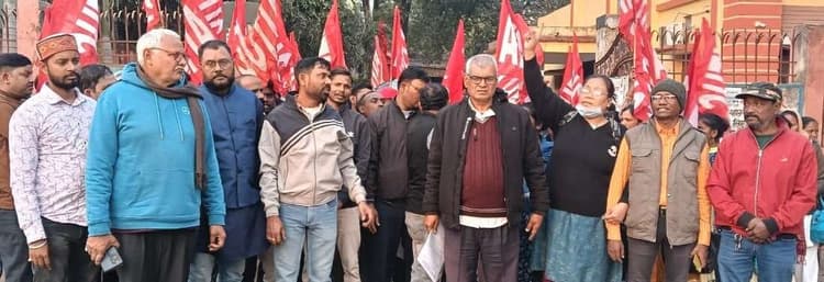 Bokaro News : मांगों को लेकर आउटसोर्सिंग स्वास्थ्यकर्मियों ने किया प्रदर्शन