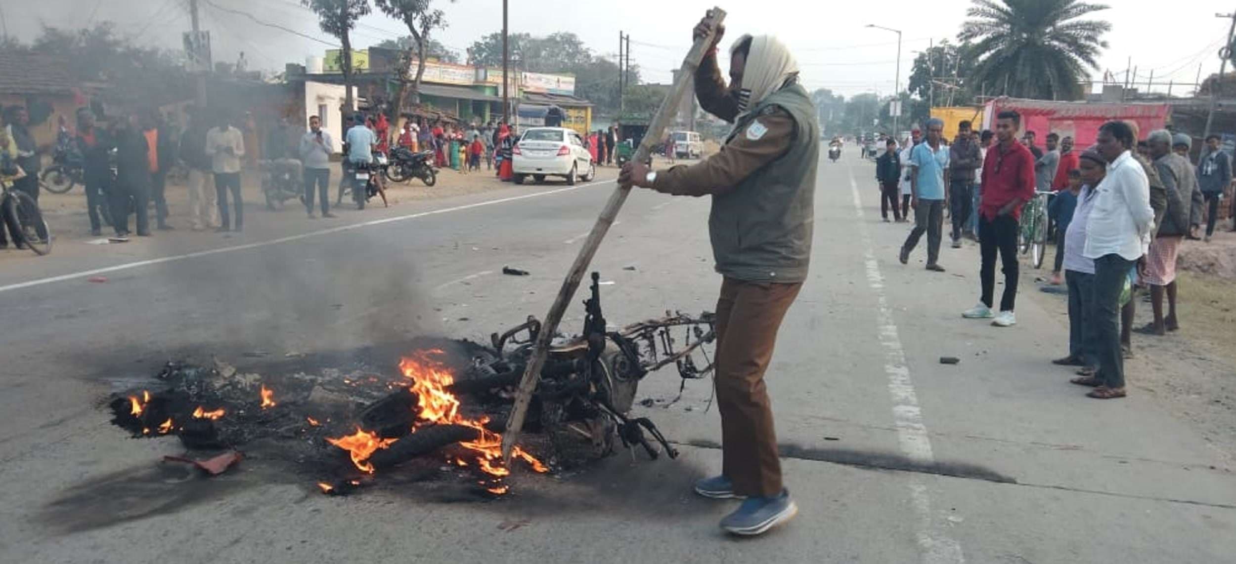 Bokaro News : बाइकों की टक्कर में एक जलकर राख, दो युवक घायल
