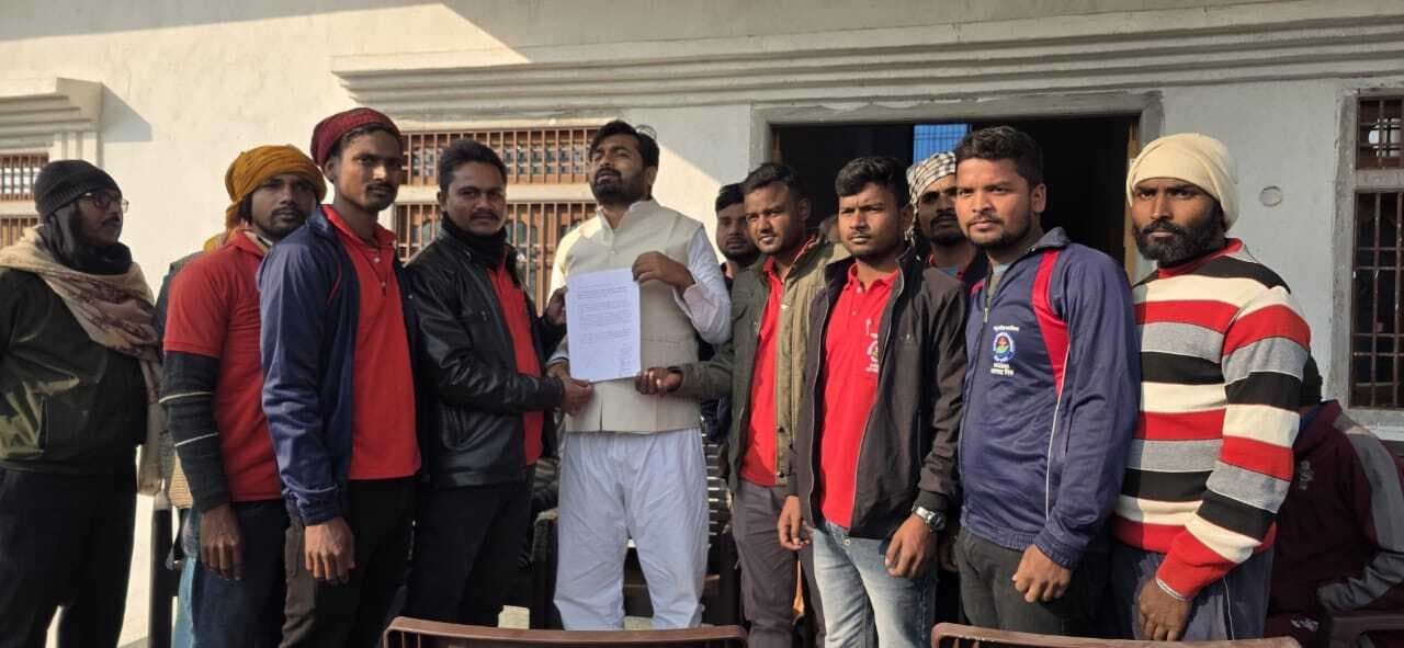 मानदेय और नियमितीकरण को लेकर आपदा मित्रों ने परबत्ता विधायक को सौंपा ज्ञापन