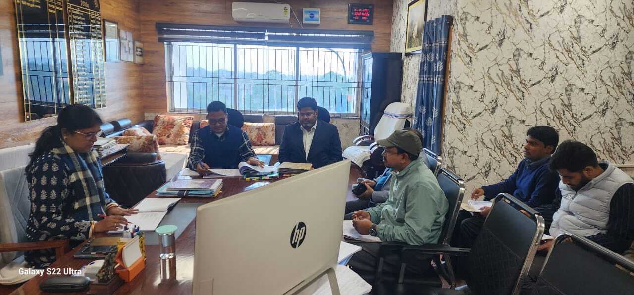 Giridih News :निर्धारित समय में पूरी करें योजनाएं : डीडीसी