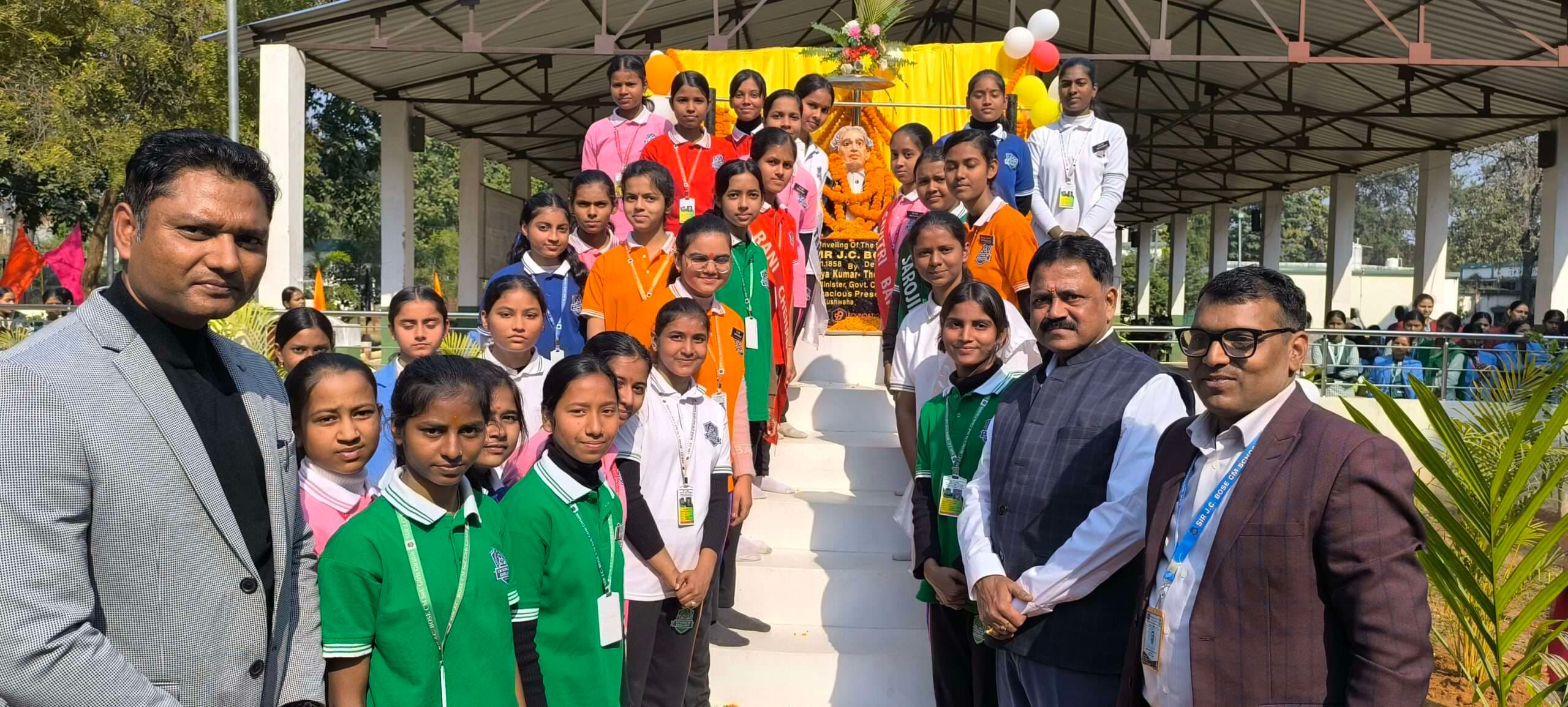 Giridih News :सर जेसी बोस सीएम बालिका उत्कृष्ट विद्यालय में मंत्री ने किया प्रतिमा का अनावरण