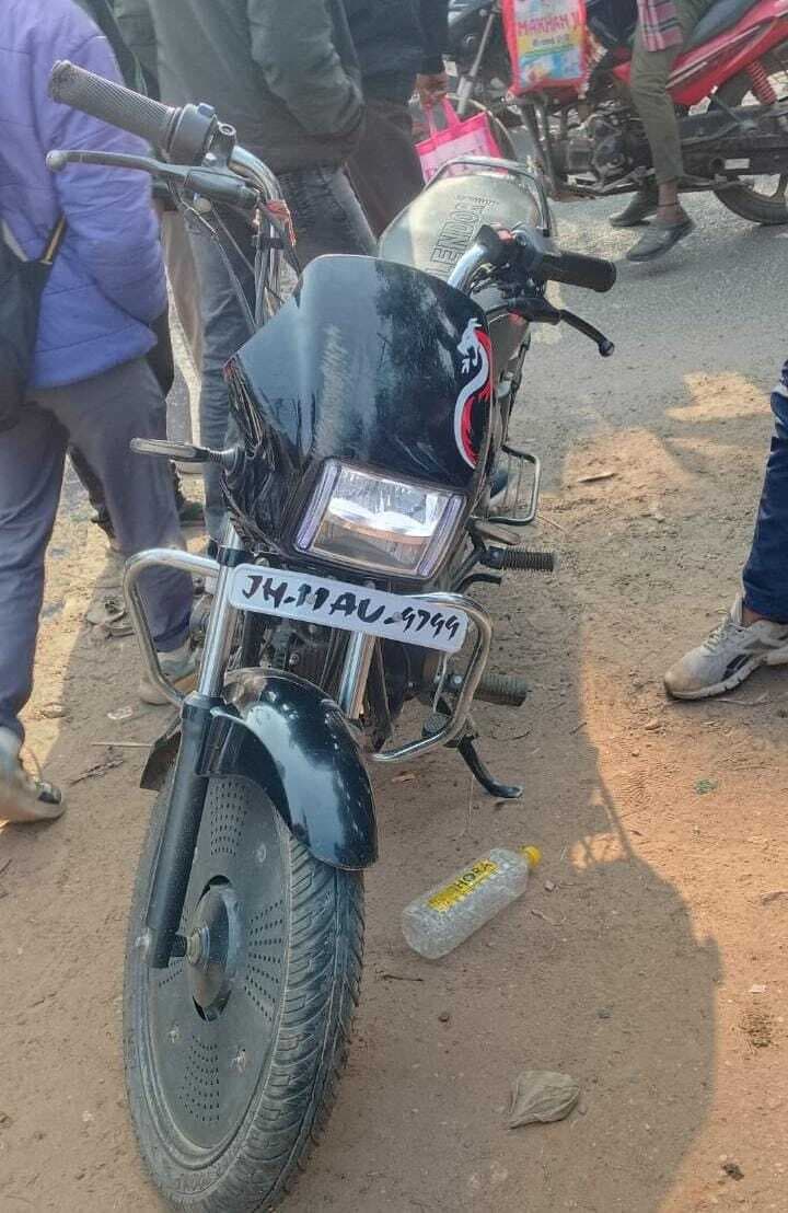 Giridih News :बाइक सवार ने स्कूल जा रही तीन छात्राओं को मारा धक्का, घायल