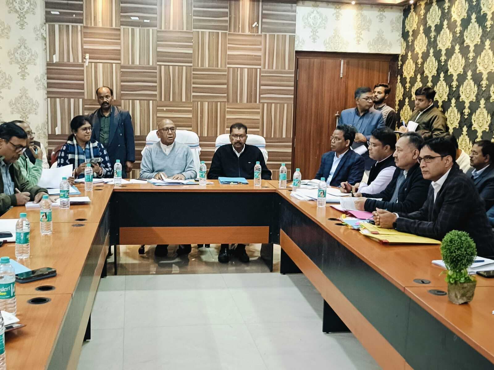 Giridih News :विस की प्रत्यायुक्त समिति ने की अधिकारियों के साथ बैठक