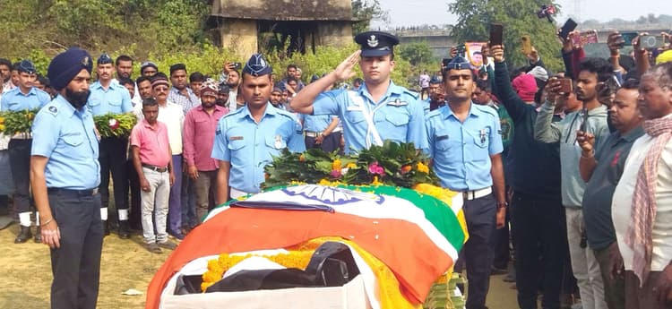 Bokaro News : शहीद के अंतिम दर्शन के लिए उमड़े लोग