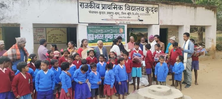 शहीद गया मुंडा के गांव एटकेडीह में गर्म कपड़ा का वितरण