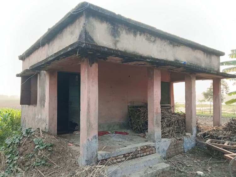 15 वर्ष पूर्व बना सामुदायिक भवन की स्थिति जर्जर, कभी भी हो सकता है हादसा