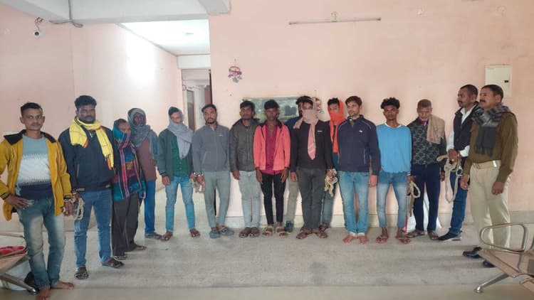 आधा दर्जन शराब तस्कर व आठ शराबी गिरफ्तार