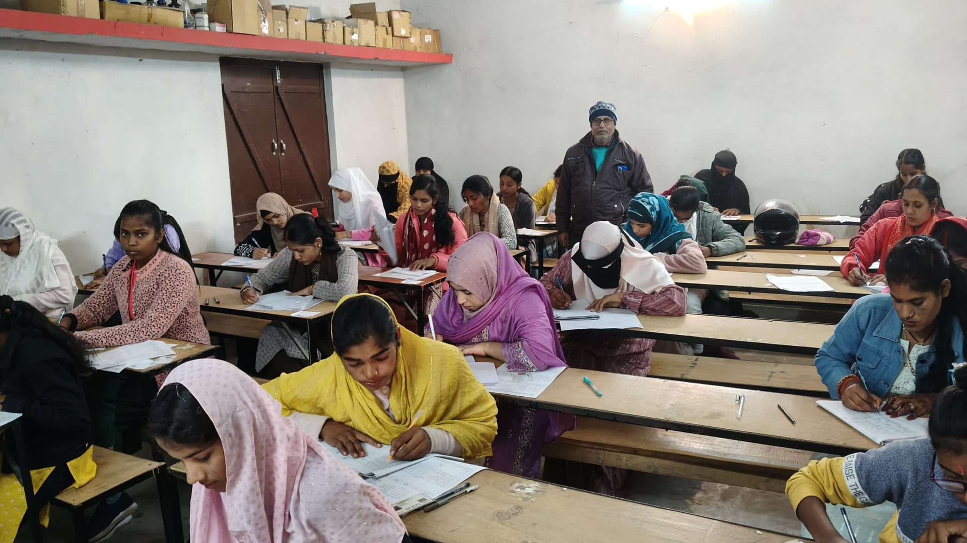 स्नातक प्रथम सेमेस्टर की परीक्षा शांतिपूर्ण माहौल में शुरू