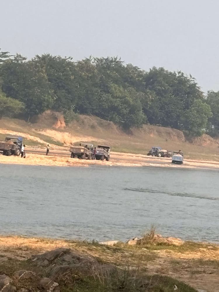 Giridih News: बालू का अवैध उत्खनन बदस्तूर जारी, नदियों का हो रहा दोहन