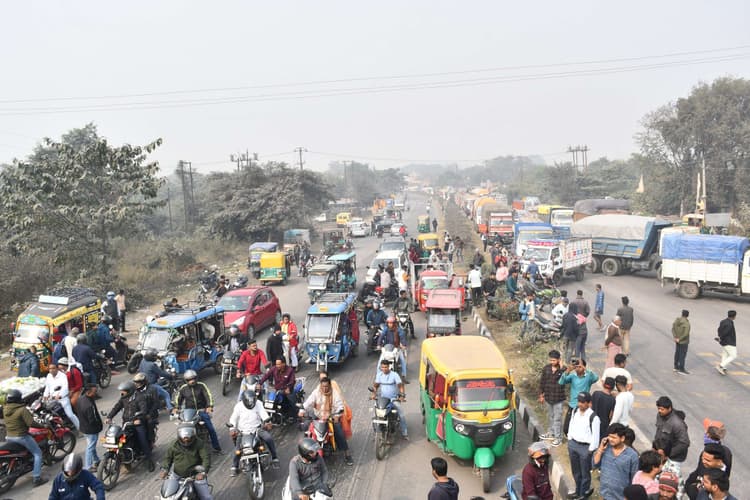 Bokaro News : घंटों जाम रहा नया मोड़ बिरसा चौक व आइटीआइ मोड़, आत्मदाह का प्रयास