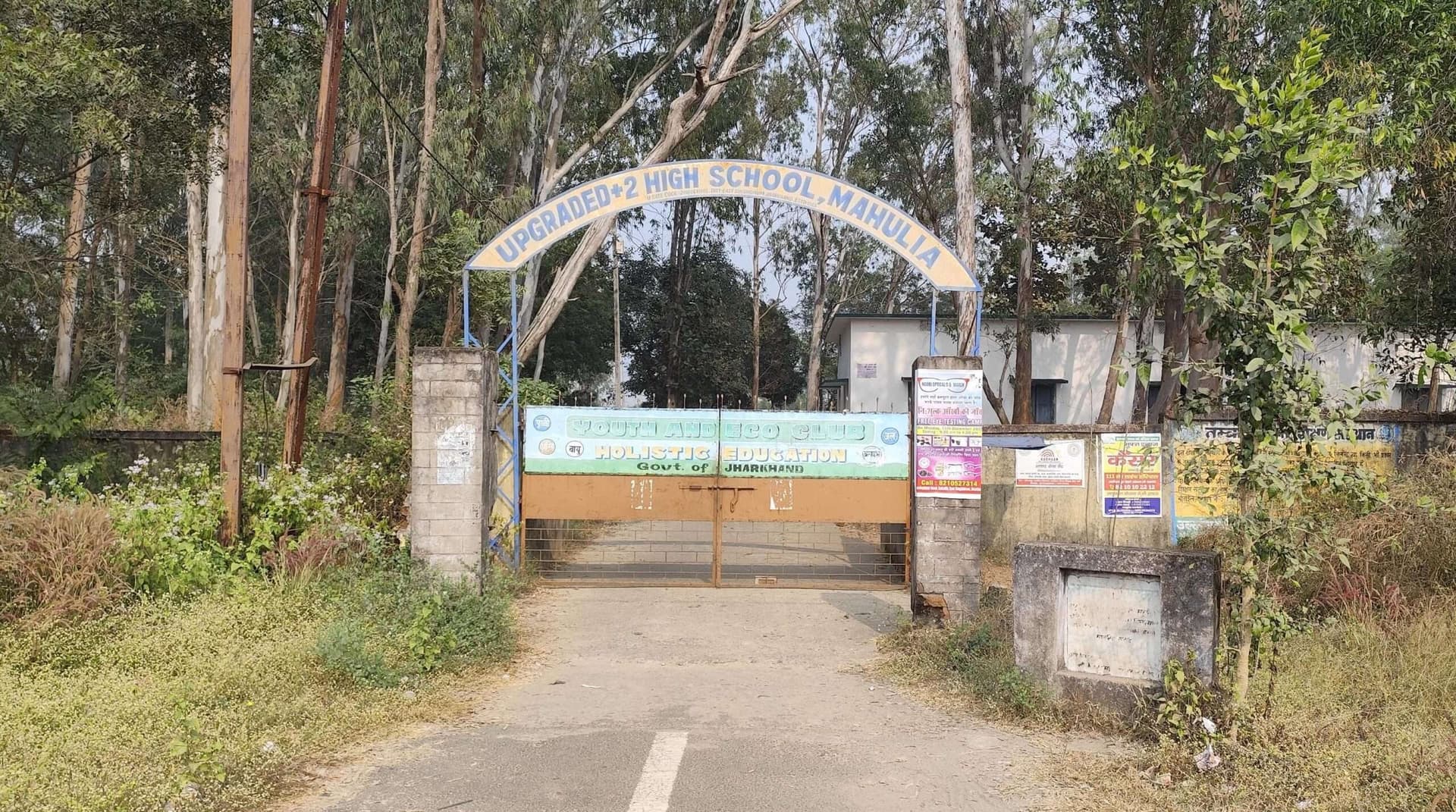 East Singhbhum News : स्कूल को प्लस टू का दर्जा देकर शिक्षक देना भूल गया विभाग, इंटर के विद्यार्थियों का भविष्य भंवर मेंगालूडीहवर्ष 1969 में स्थापित महुलिया हाई स्कूल को वर्ष 2023 में पूर्व विधायक सह मंत्री रामदास सोरेन ने प्लस टू का दर्जा दिलाया था. विद्यालय में शिक्षकों का घोर अभाव है. यहां इंटर के विद्यार्थियों को हाई स्कूल के शिक्षक पढ़ा रहे हैं. प्लस टू के लिए शिक्षक की नियुक्ति नहीं हुई है. बच्चों का भविष्य चौपट हो रहा है. िद्यालय के एचएम संजीव पाल ने बताया कि इंटर के लिए एक भी शिक्षक नहीं है. विद्यालय में 9वीं में 198 और 10वीं में 267 विद्यार्थी हैं. इनके लिए आठ शिक्षक हैं. वही शिक्षक 11वीं और 12वीं के विद्यार्थियों को पढ़ाते हैं. 11वीं में 93 विद्यार्थी (कला के 89 व विज्ञान के 4) और 12वीं के 60 विद्यार्थी (कला के 58 और विज्ञान के 2) हैं. तीन शिक्षक किये गये हैं प्रतिनियुक्त 12वीं के विद्यार्थियों के लिए प्रतिनियुक्त शिक्षक नवीन कुमार मुर्मू इतिहास की कक्षा लेते हैं. अनिल कुमार चौधरी 3 दिन गणित और फिजिक्स की कक्षा लेते हैं. वहीं, मुरारी सिंह इतिहास और नागरिक शास्त्र की कक्षा लेते हैं. अगर 12वीं के सभी विद्यार्थी पहुंचते हैं, तो कक्षा में बैठाने की जगह नहीं होती है. 11 वीं की कक्षा साल 2023 में शुरू हुई. आज तक इंटर के शिक्षक नहीं मिले. हाई स्कूल में भी बच्चों के अनुपात में शिक्षकों की कमी है.