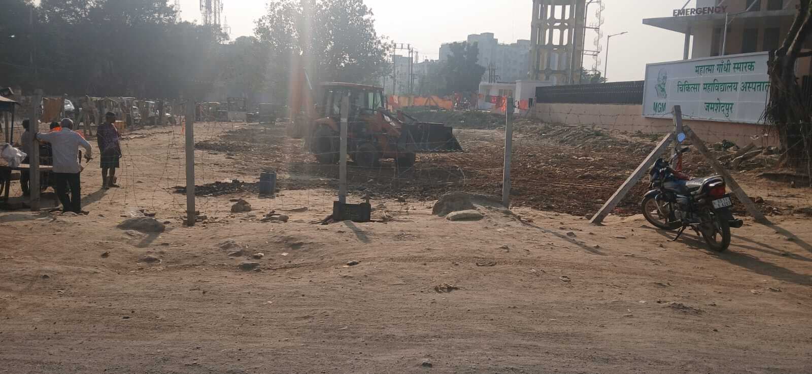 Jamshedpur News : एमजीएम अस्पताल के मेन गेट के पास बनेगी पार्किंग, हटाया गया अतिक्रमण
