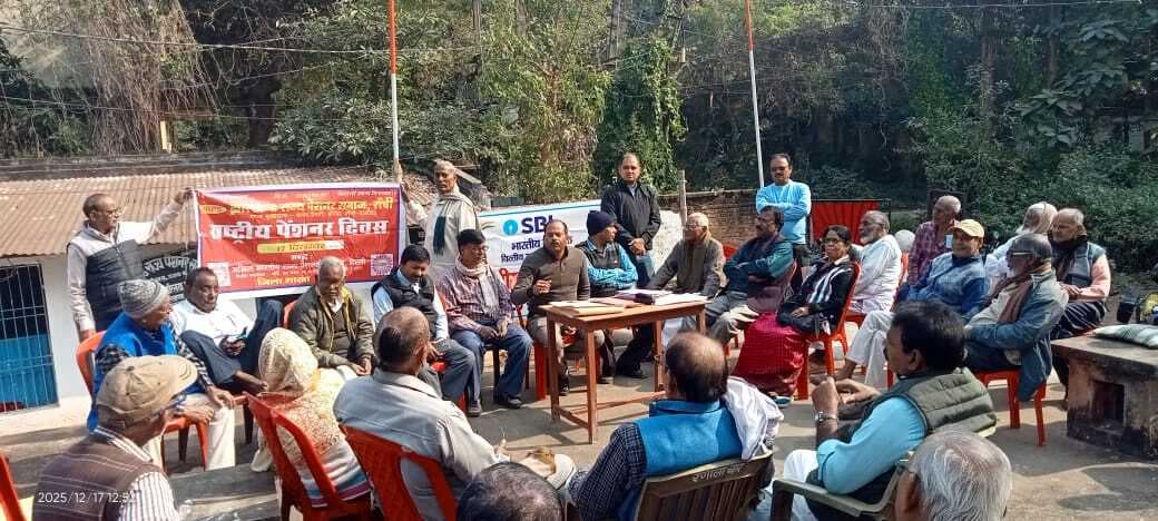 पेंशनरों ने समस्याओं के समाधान की मांगों संबंधी ज्ञापन सौंपा