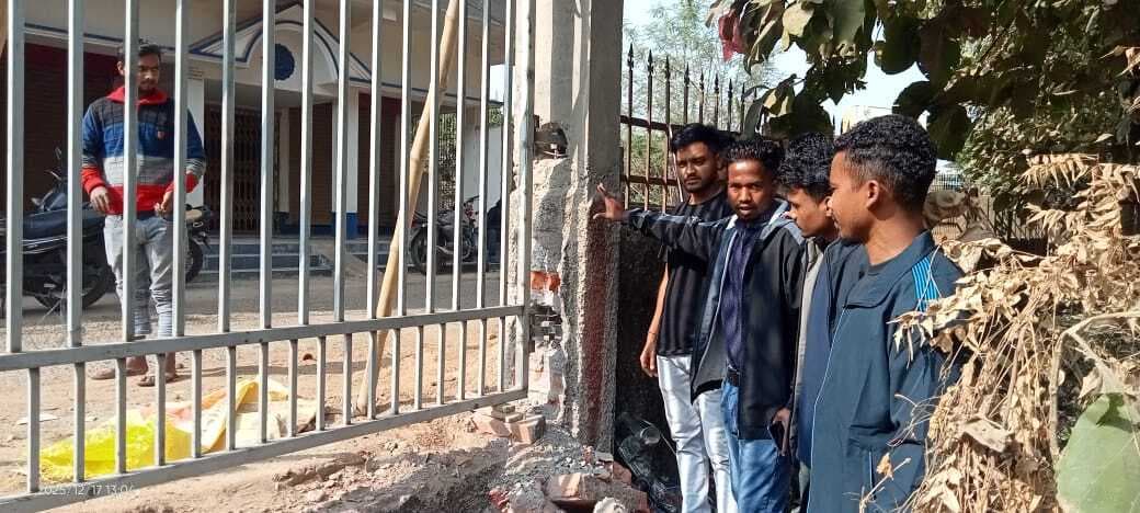 कॉलेज गेट के निर्माण में अनियमितता का आरोप