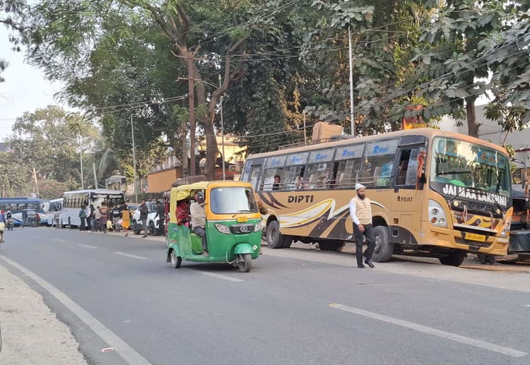 सड़कों पर सज रहा है बस और ऑटो स्टैंड, फेल हो जा रहे नियम-कायदे