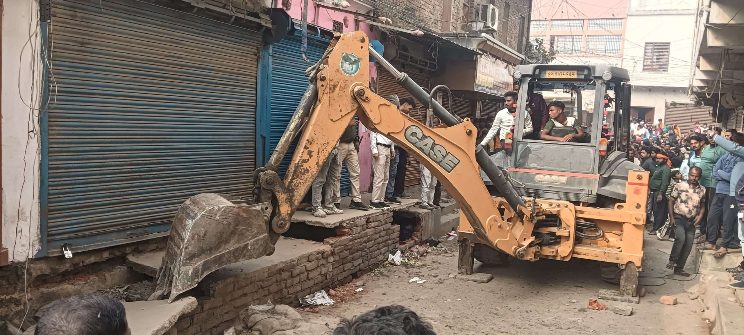 अस्थायी दुकानें, ठेलों व अवैध निर्माणों को किया अतिक्रमण मुक्त