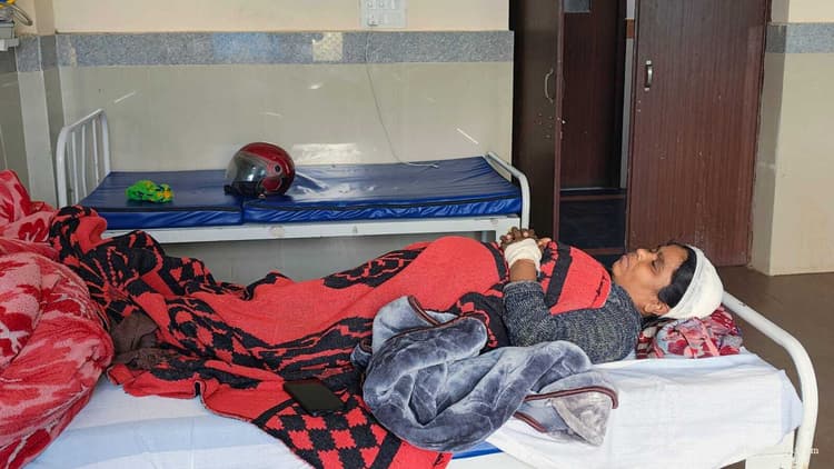 जमीनी विवाद में मां-बेटे को पीटकर किया घायल