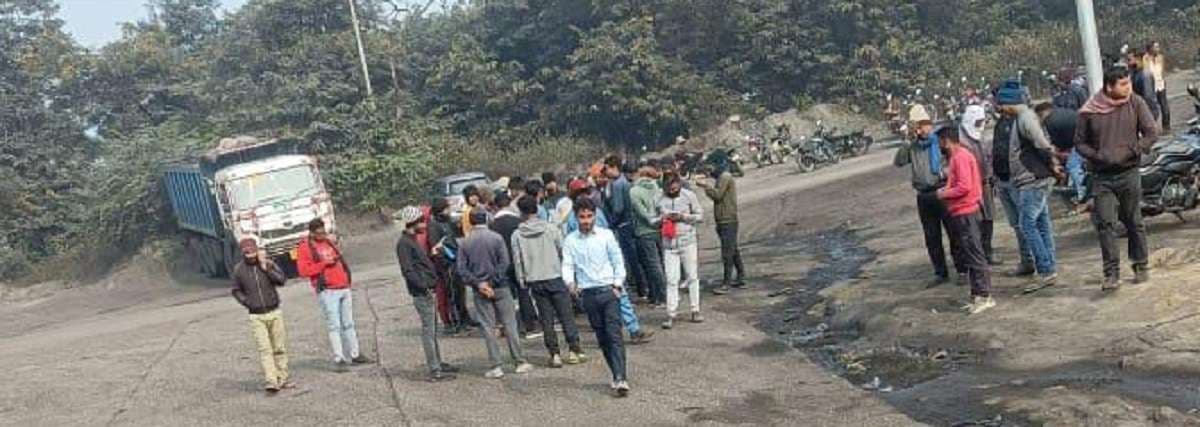 घायल चालक के ईलाज खर्च की मांग को लेकर तीन घंटे सड़क जाम