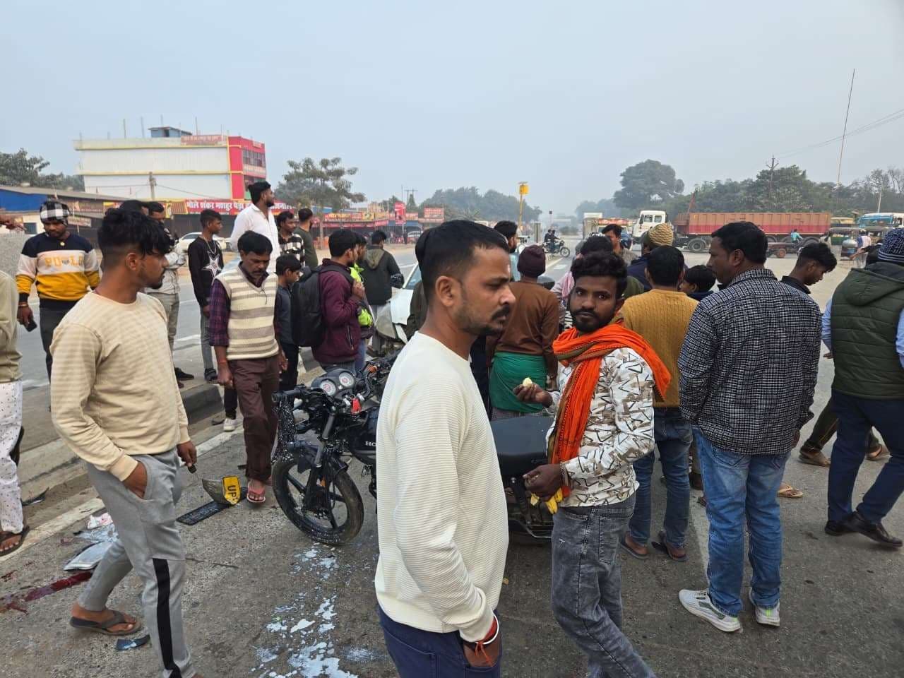 तेज रफ्तार बाइक कार से भिड़ी, बाइक सवार रेफर