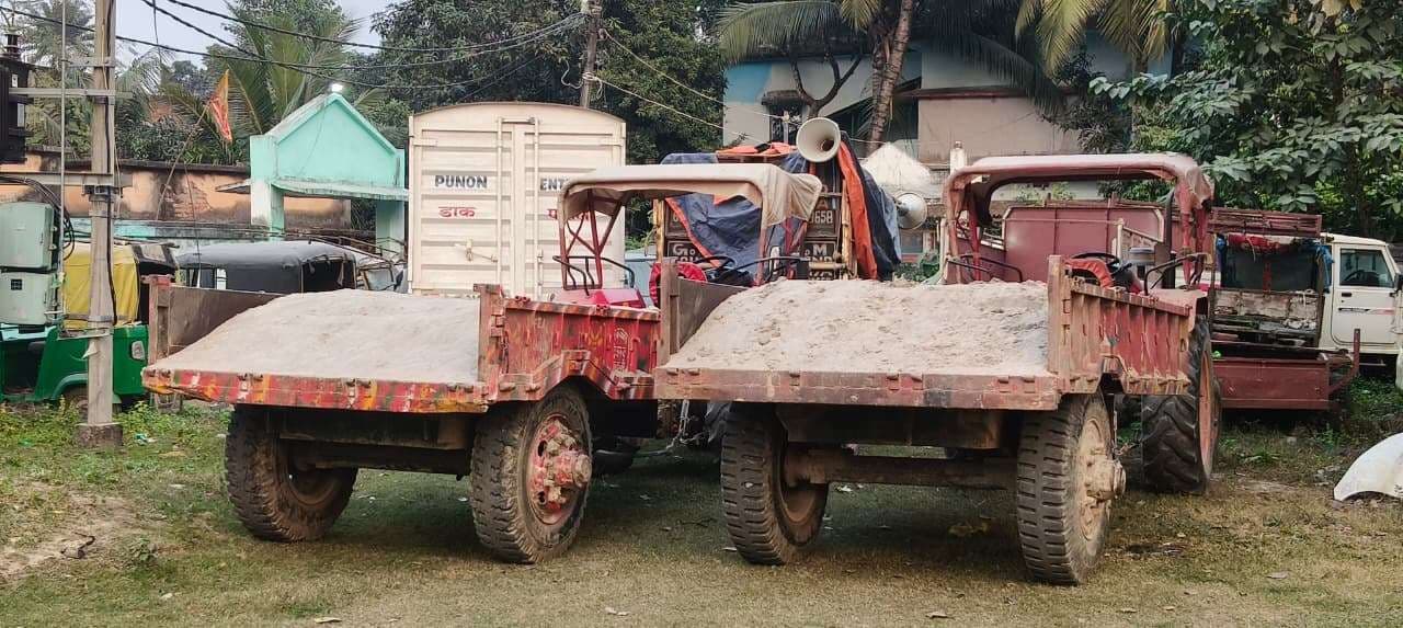 अवैध बालू खनन पर सख्ती, बालू लदे दो ट्रैक्टर जब्त