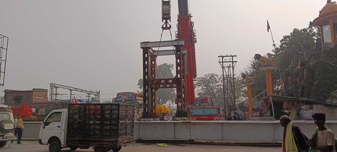 पूर्वी गुमटी के फुट ओवरब्रिज के खंभों पर चढ़ गया गाटर