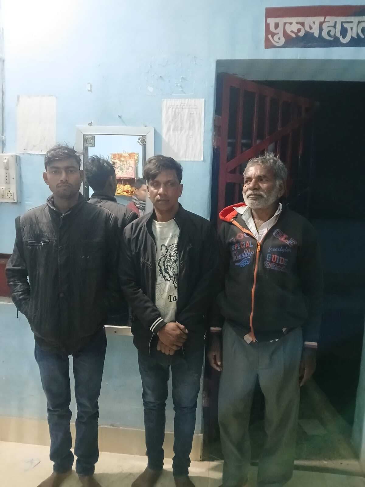 15 लीटर शराब संग तस्कर व दो शराबी गिरफ्तार