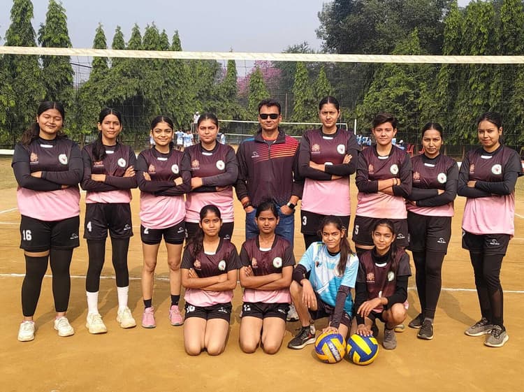 Deoghar news : देवघर महिला टीम सीनियर स्टेट वॉलीबॉल चैंपियनशिप पहुंची सेमीफाइनल में, धनबाद से होगी टक्कर
