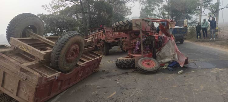 खैरा में सड़क हादसा, छड़ लदा ट्रैक्टर पलटा, चालक गंभीर