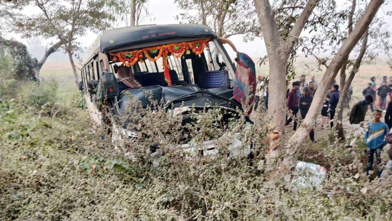 नवीनगर में सवारियो से भरी बस अनियंत्रित होकर पलटी, कई सवारी हुए चोटिल