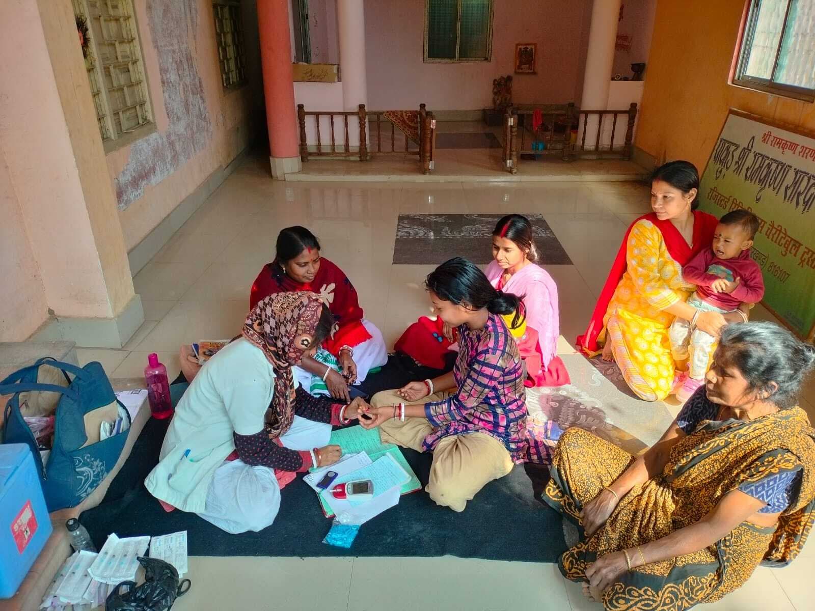 शिविर में महिलाओं में हीमोग्लोबिन के स्तर की गयी जांच