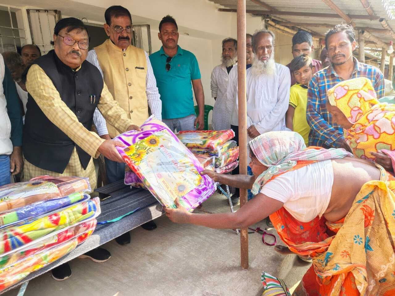 विधायक ने जरूरतमंदों के बीच बांटे कंबल