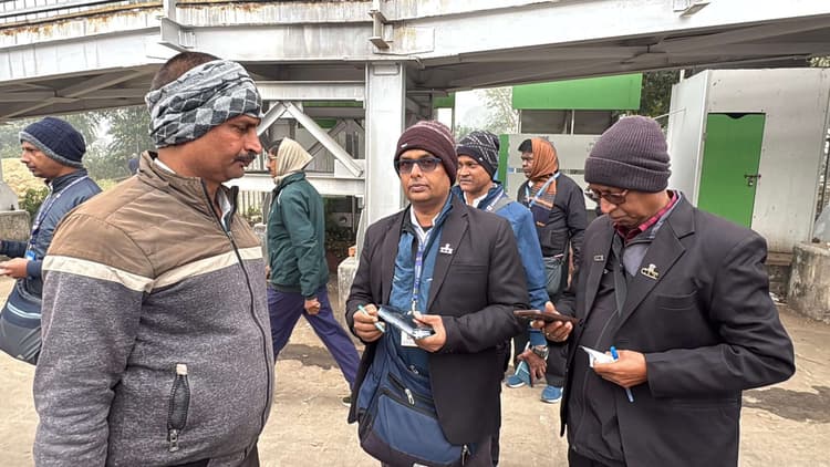 बड़हिया रेलवे स्टेशन पर सघन टिकट चेकिंग, बिना टिकट यात्रियों पर कार्रवाई
