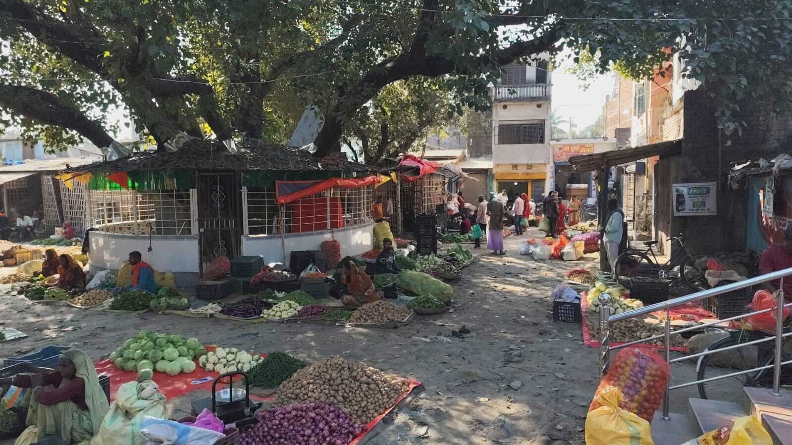 गुदरी बाजार से अतिक्रमण हटाने के लिए लोगों ने किया प्रदर्शन