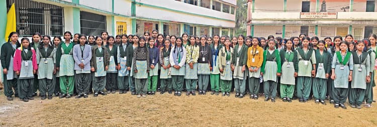 Chaibasa News : एक चापाकल व शौचालय के भरोसे 541 विद्यार्थी, घर से पानी लाते हैं बच्चे