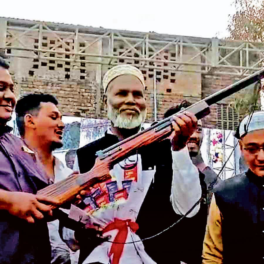 तस्वीर वायरल होने पर प्रधान ने राइफल को बताया नकली