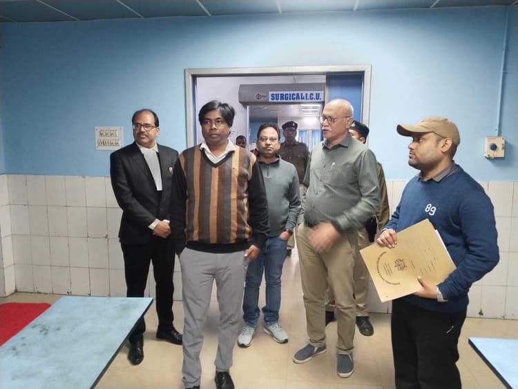 Dhanbad News: ट्राॅमा सेंटर की सुविधा देखने डालसा की टीम पहुंची एसएनएमएमसीएच