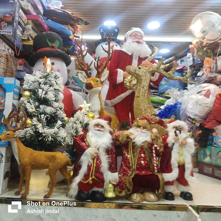 Dhanbad News: गिरिजाघरों में होने लगी क्रिसमस की तैयारी