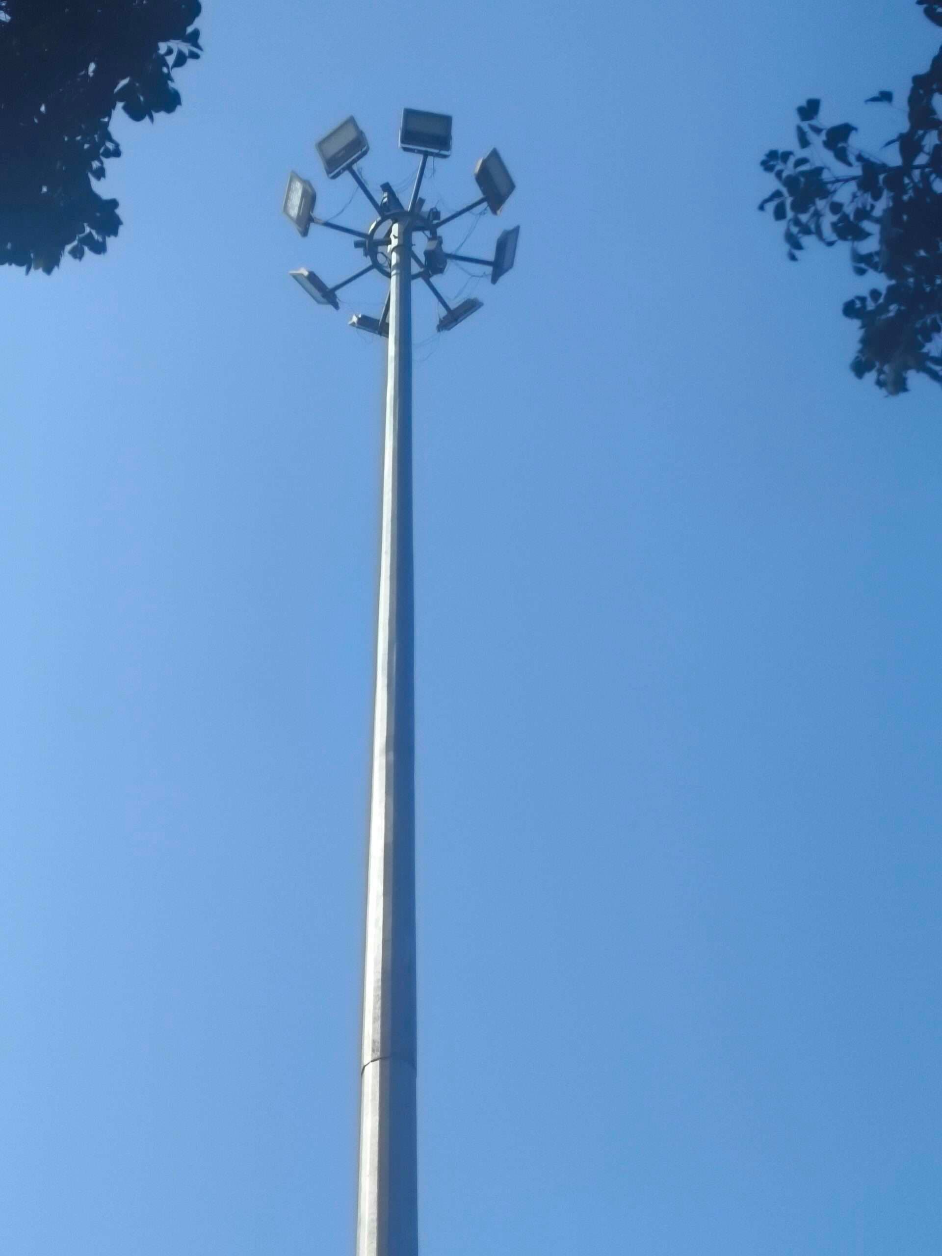 हाई मास्ट लाइट एक माह से खराब, गिरने का खतरा