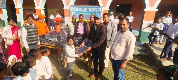 अमूर्त सेवादल ने छोटे बच्चो के बीच किया स्वेटर वितरण