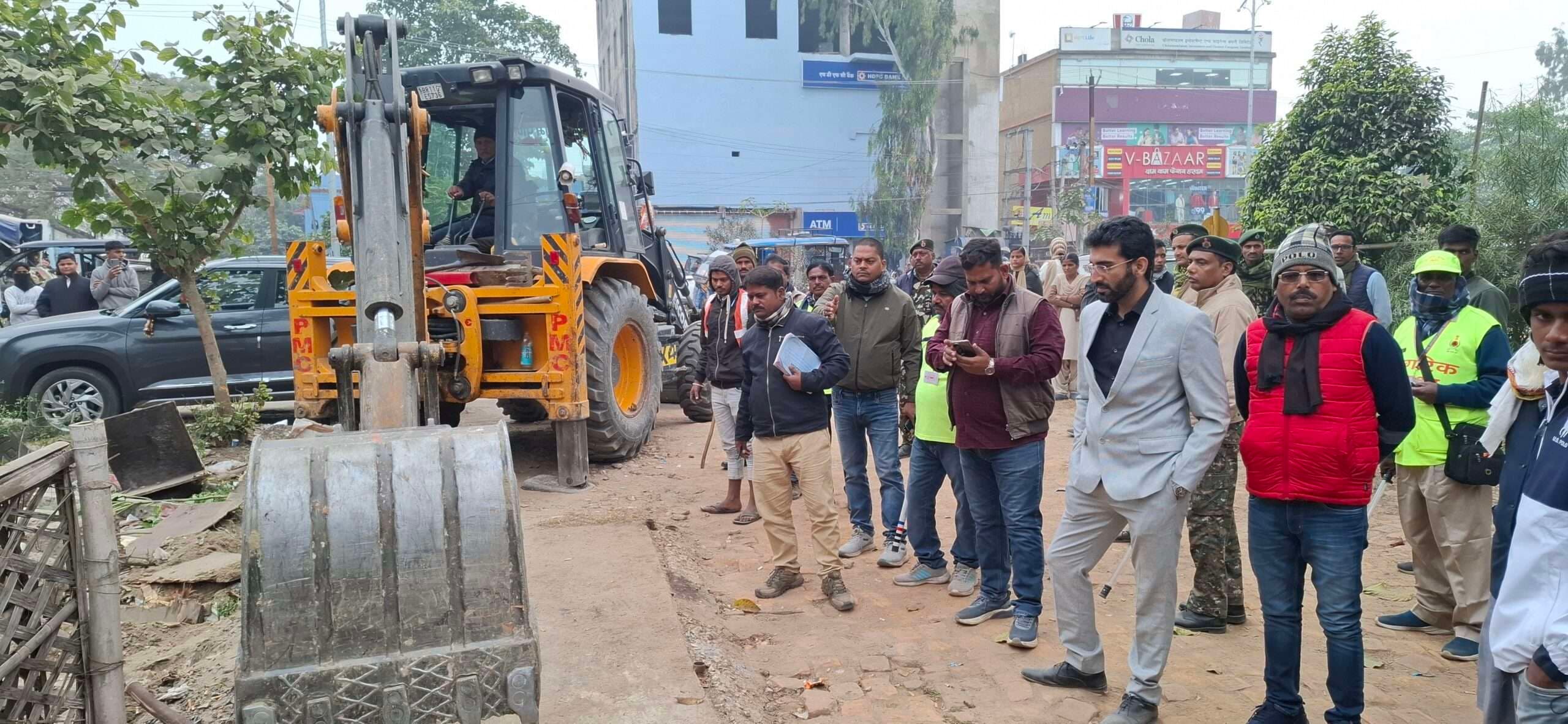 अभियान चला मुक्त करायी गयी सड़क की अतिक्रमित जमीन, चला बुल्डोजर