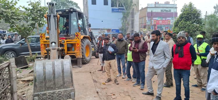 अभियान चला मुक्त करायी गयी सड़क की अतिक्रमित जमीन, चला बुल्डोजर