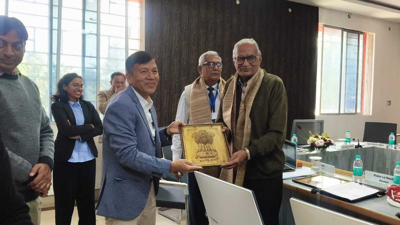 समिति की बैठक में वरिष्ठ सदस्य के दिये सुझाव पर चर्चा