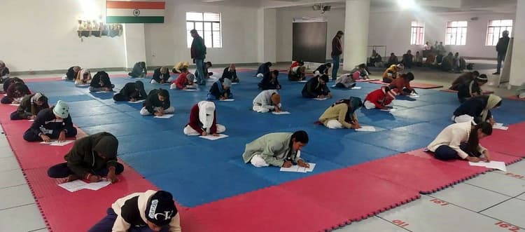 जल जीवन हरियाली क्विज में नरोत्तमपुर कजरा की सपना रहीं अव्वल