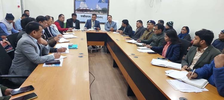 योजनाओं के क्रियान्वयन में गुणवत्ता के साथ-साथ समयबद्धता का रखें विशेष ध्यान: डीएम