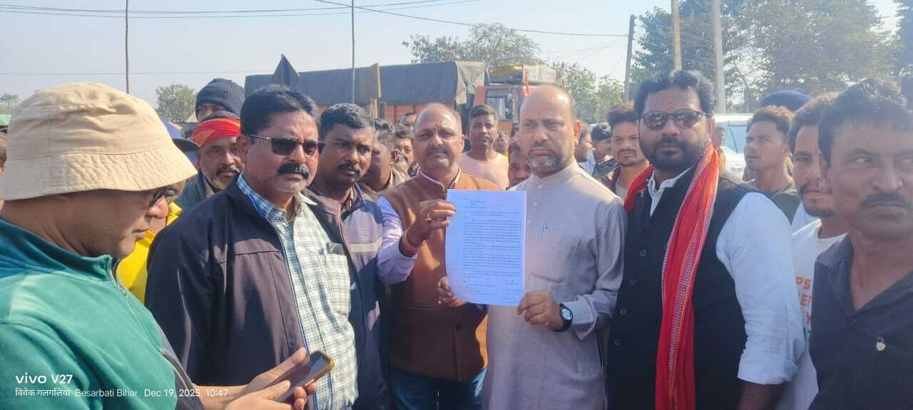 सड़क निर्माण नहीं होने से लोग आक्रोशित, एनएच 327 ई किया ढाई घंटा किया जाम