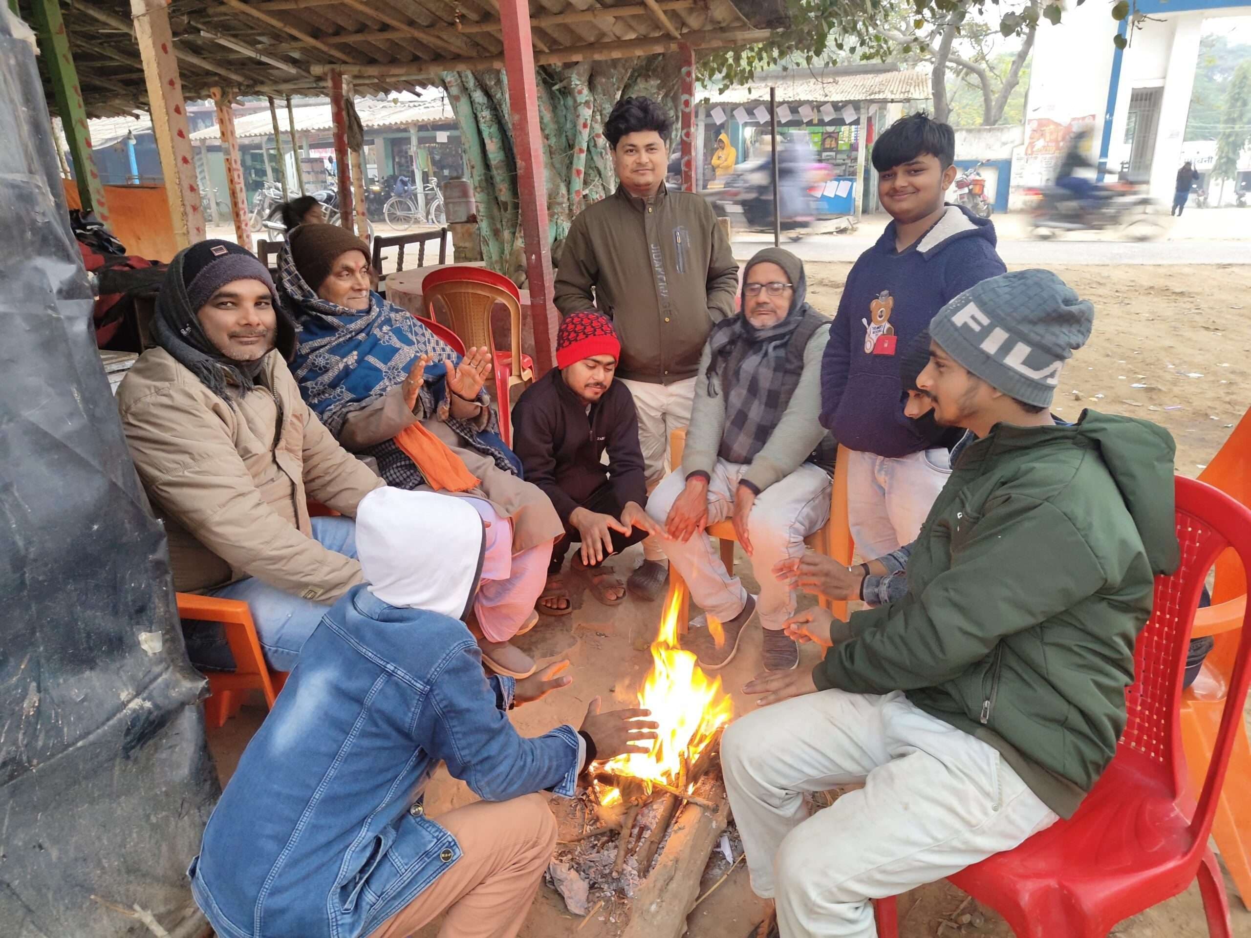 Madhubani News : लुढ़का पारा, घना कुहासा व पछुआ हवा ने बढ़ायी कनकनी