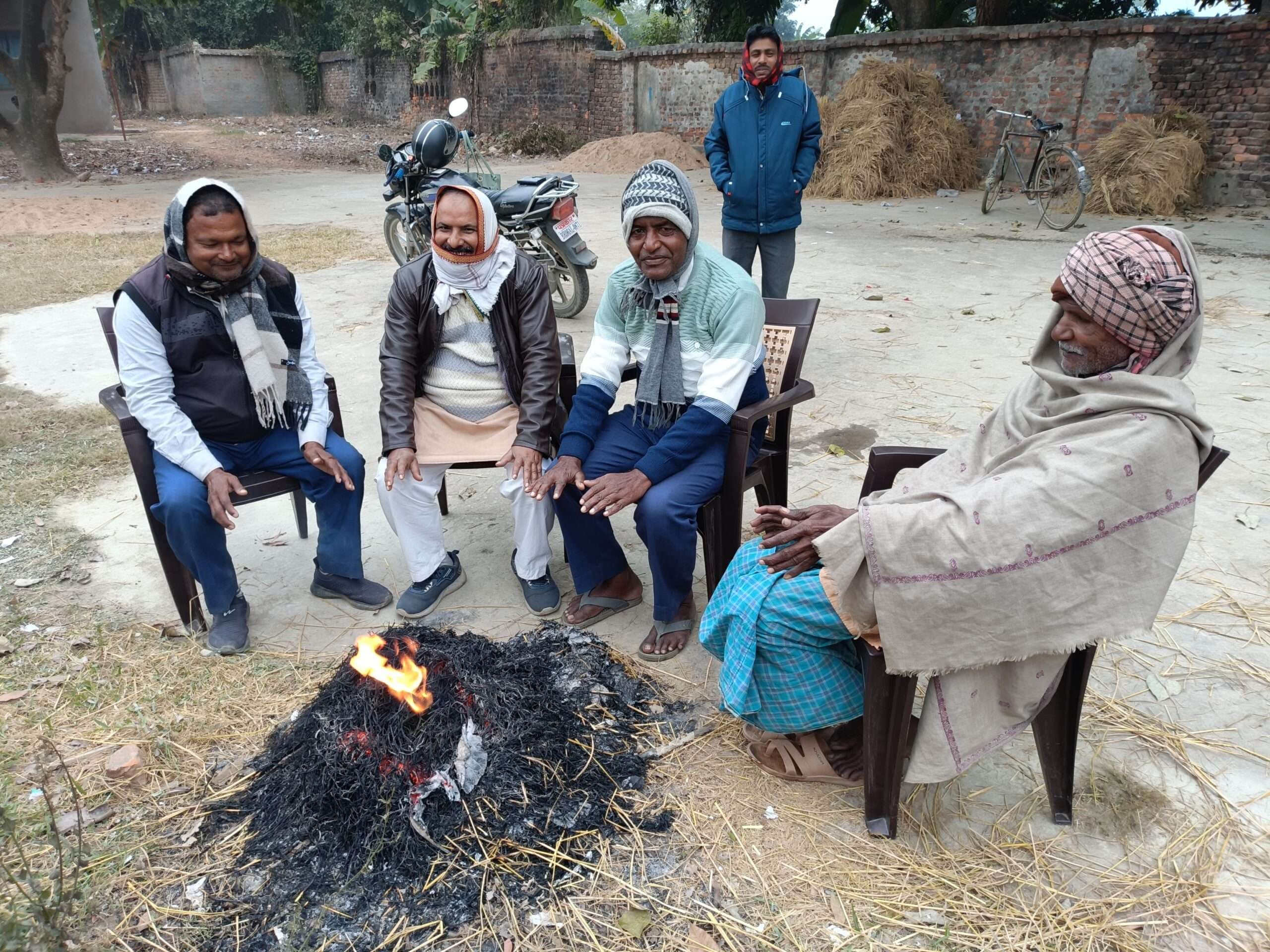 Madhubani News : शीतलहर की दस्तक से ठिठुरा जनजीवन, पूरे दिन नहीं निकला सूर्य