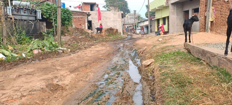 Bokaro News : सड़क पर बह रहे दूषित पानी से त्रस्त हैं जम्हार के ग्रामीण