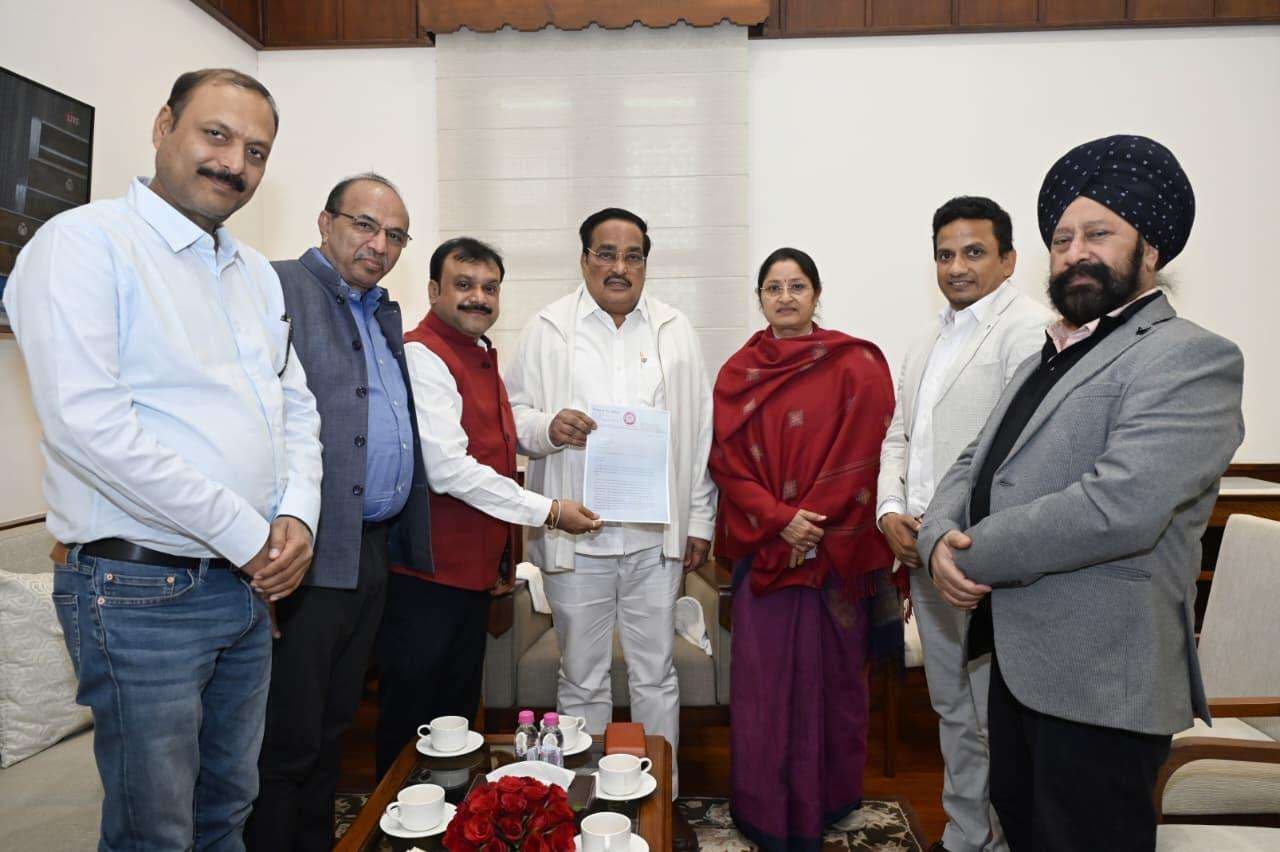 Giridih News : जिला चेंबर ऑफ कॉमर्स का प्रतिनिधिमंडल केंद्रीय जलशक्ति मंत्री से मिला