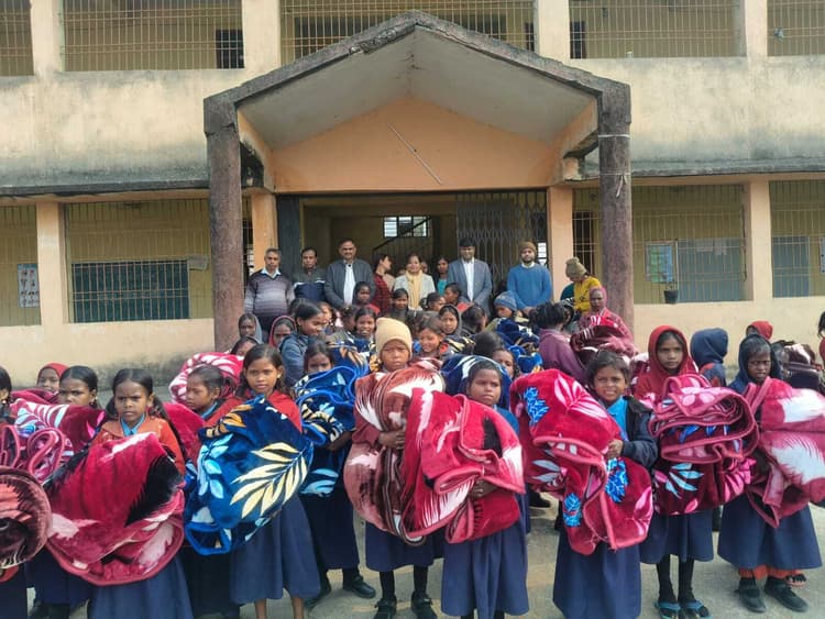 Giridih News : बिरहोर समुदाय के बीच अधिकारियों ने बांटे कंबल